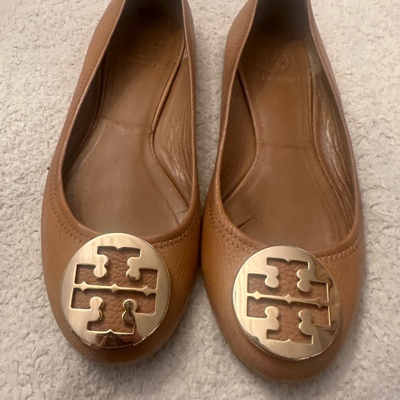 Tory Burch Tan Leather Loafers with Gold Emblem - Picture 2 of 4